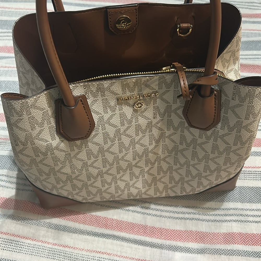 Beautiful Purse Color Brown.
